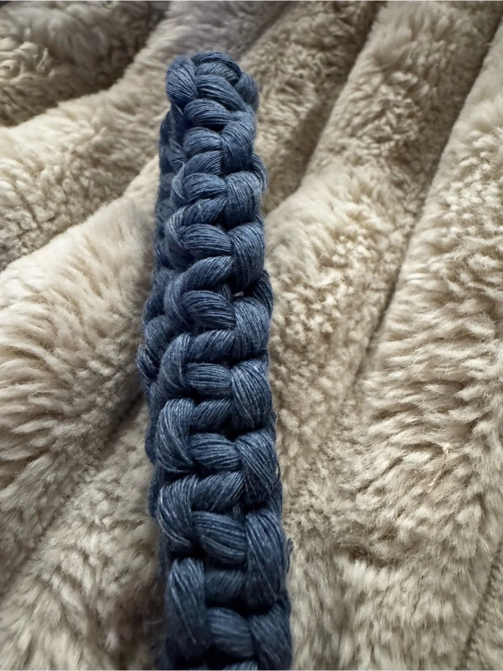 Handmade macrame Keychain bracelet - Picture 2 of 3